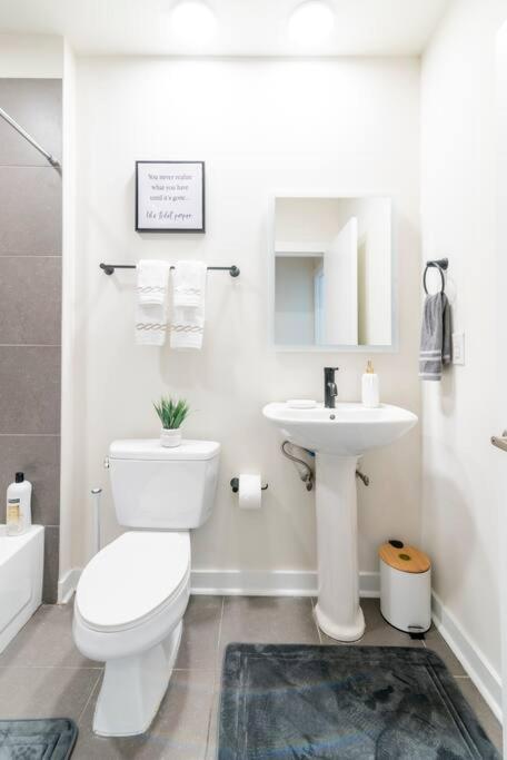 Charming Cozy Apartment With Wi-Fi & Free Parking Charlotte Esterno foto