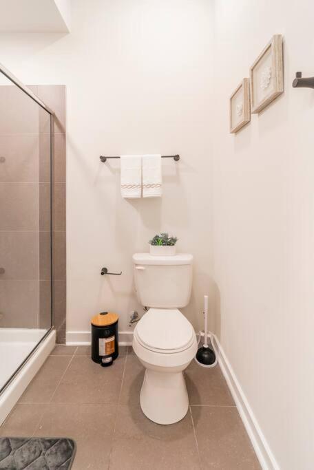 Charming Cozy Apartment With Wi-Fi & Free Parking Charlotte Esterno foto