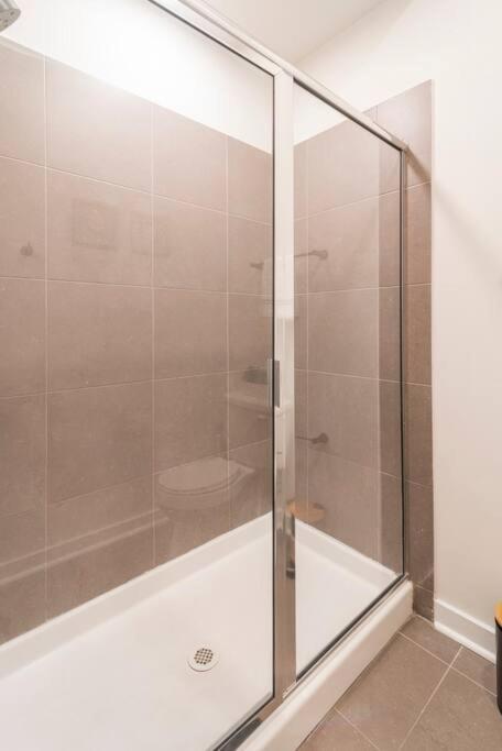 Charming Cozy Apartment With Wi-Fi & Free Parking Charlotte Esterno foto