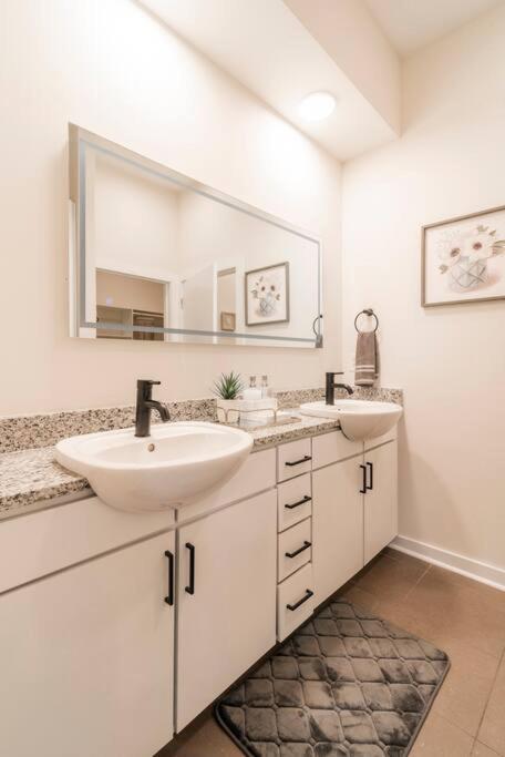 Charming Cozy Apartment With Wi-Fi & Free Parking Charlotte Esterno foto